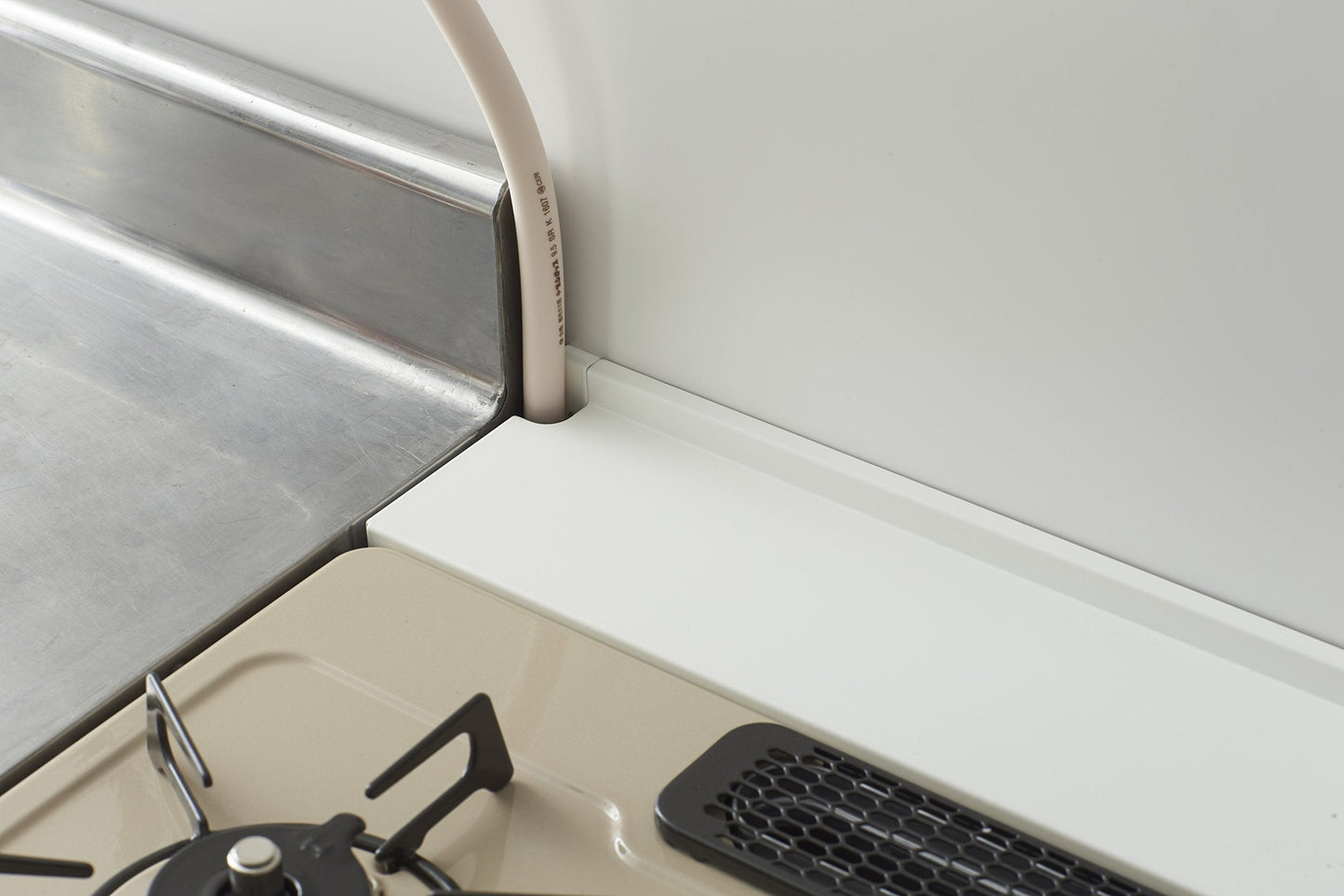 Yamazaki 3487 Stove Deep Gap Rack, White, Approx. W 22.8 x D 4.3 x H 7.7 inches (58 x 11 x 19.5 cm), Plate, Kitchen Rack, Back of Stove, Cover