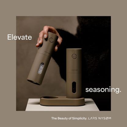 LARS NYSØM Electric Salt and Pepper Grinder Set I Automatic Salt and Pepper Mills with Adjustable Ceramic Grinder I USB Rechargeable Electric Spice Mill Set (Carbon Black)