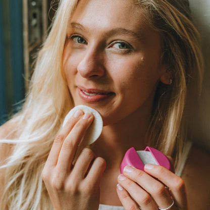 LastRound Reusable Cotton Pads - Eco friendly alternative to single use cotton rounds - Made in Denmark - Consists of 7 reusable makeup remover pads - Must Have Essential in your Makeup Bag