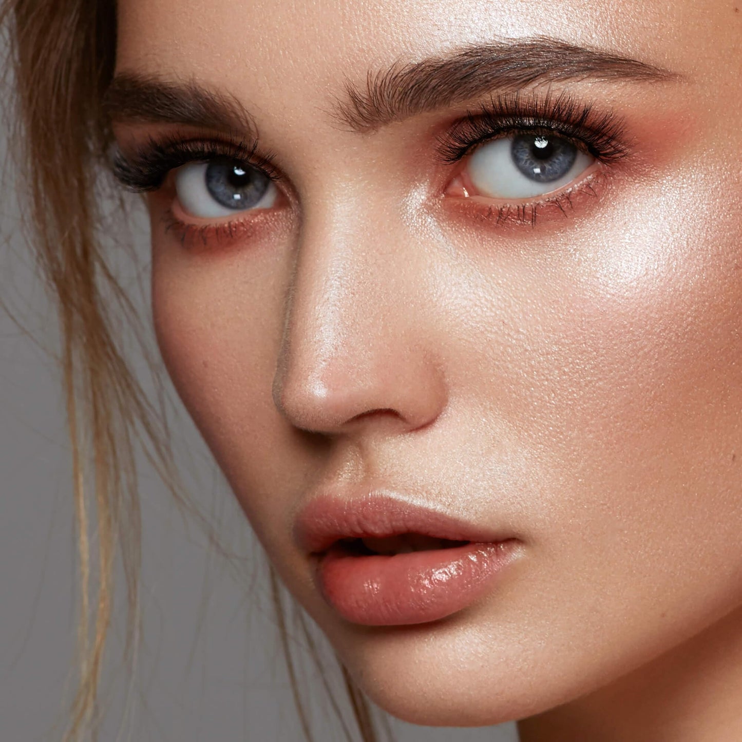 KISS Magnetic Lashes, Charm, 1 Pair of Synthetic False Eyelashes With 5 Double Strength Magnets, Wind Resistant, Dermatologist Tested Fake Lashes Last Up To 16 Hours, Reusable Up To 15 Times, Black