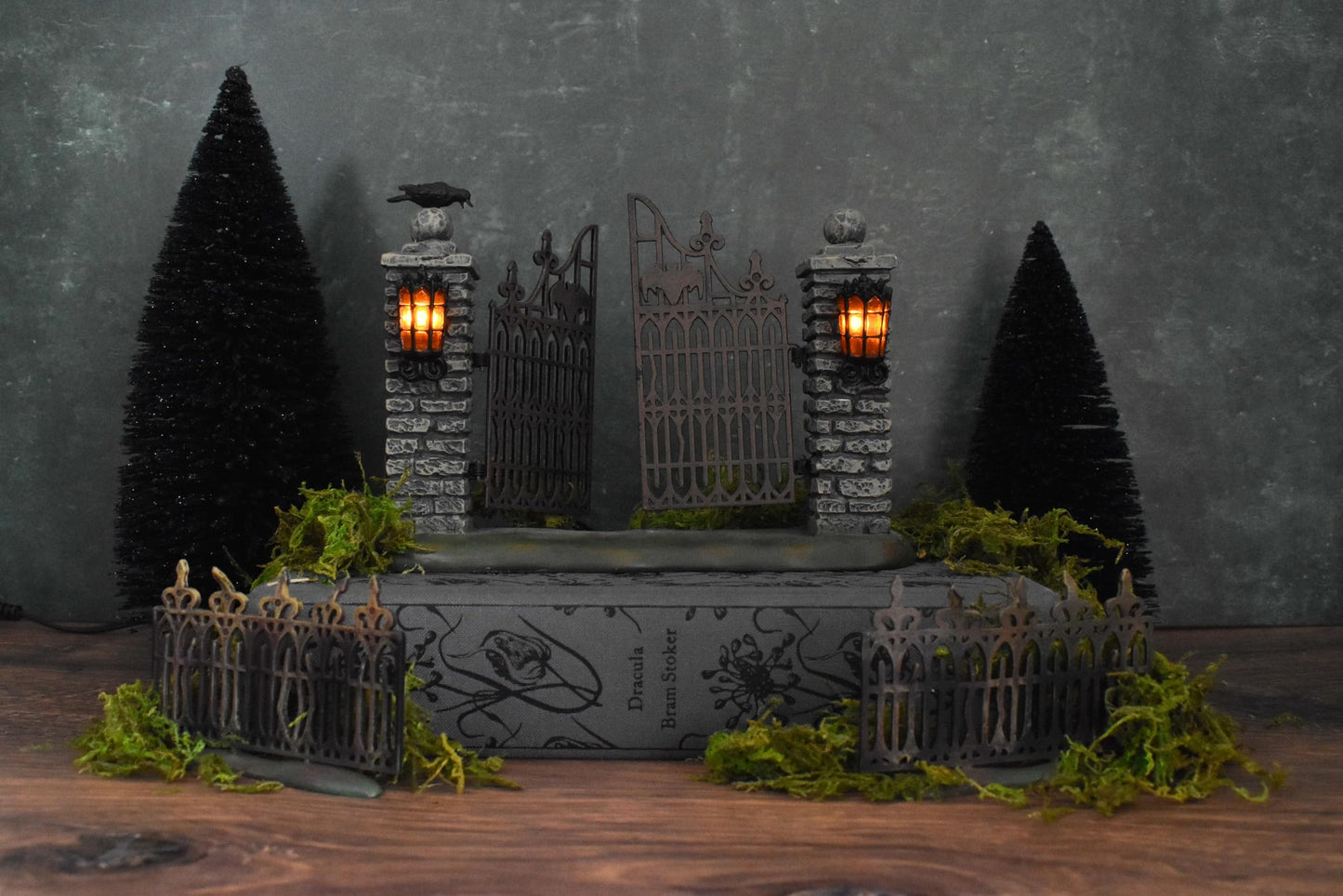 Department 56 Halloween Accessories for Village Collections Mini Spooky Wrought Iron Gate Lit Figurine, 4,53 Inch, Multicolor