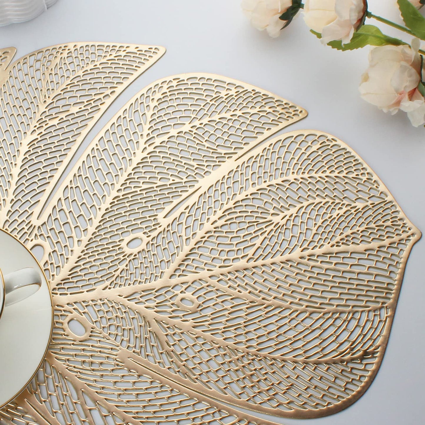 Evevda Gold Leaf Shaped Vinyl Placemats for Dinner Table Set of 4 Metallic Plastic Gold Place Mats Wipeable 6Pcs Table Mats for Wedding Annersary Dinner Table Decoration Mats