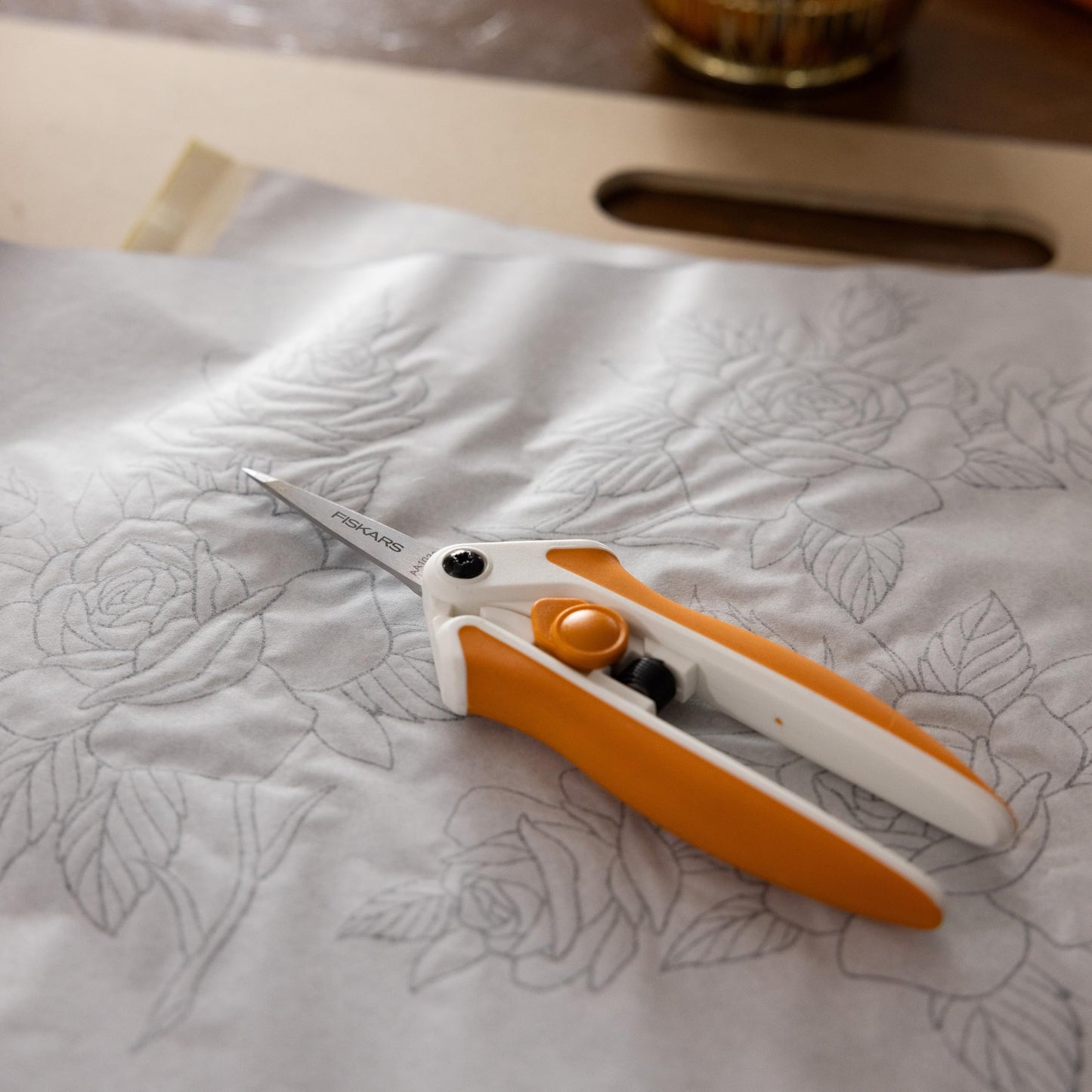 Fiskars Micro-Tip Spring Assisted Scissors, Precision Cutting Stainless Steel Blades, Comfort Handle, Cut Details in Fabric, Sewing Scissors and Arts and Crafts Tools