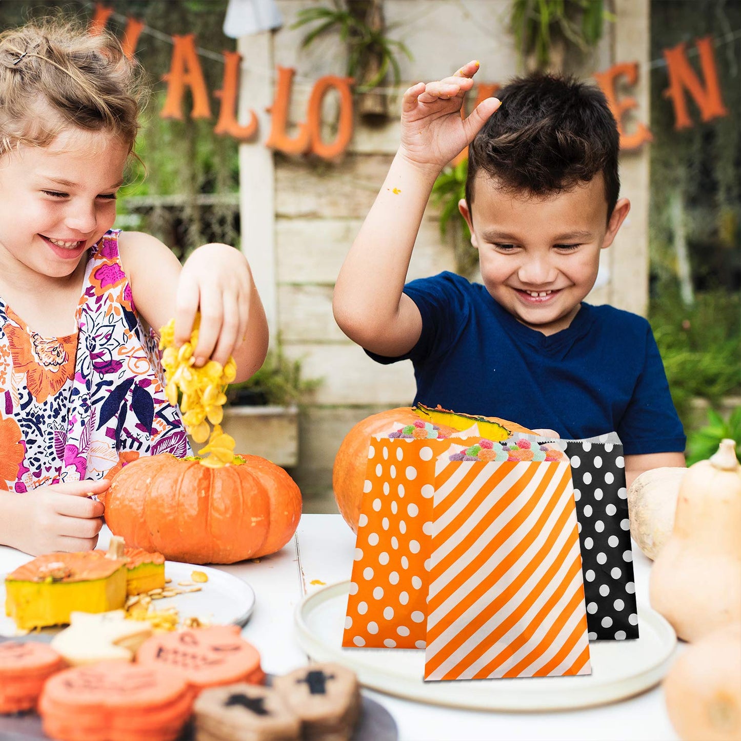 Kolewo4ever 100 pieces Halloween Treat Bags Halloween Party Suppllies Goody Bags Gift Bags Candy Bags