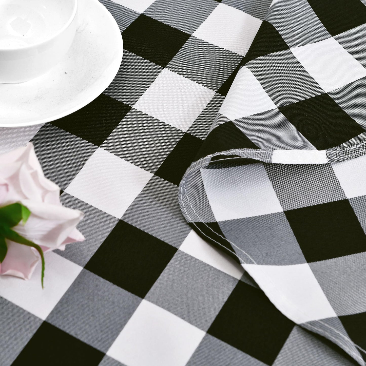 Hiasan Checkered Round Tablecloth 60 Inch - Waterproof Stain and Wrinkle Resistant Washable Fabric Table Cloth for Dining Room Party Outdoor Picnic, Black and White
