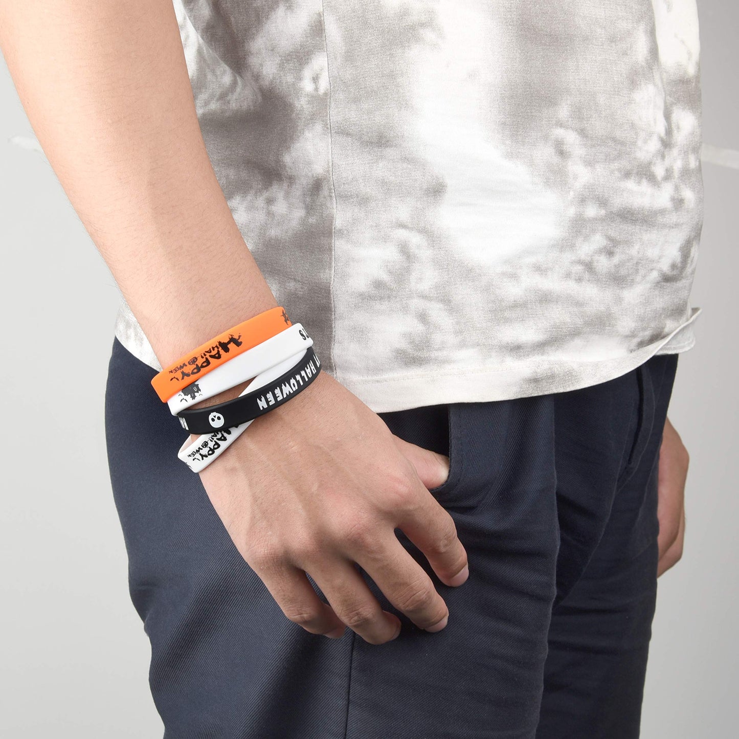 FEPITO 35 Pcs Halloween Wristband Silicone Wristbands 7 Classic Halloween Patterns Rubber Band Bracelets Halloween Trick or Treat Giveaways,Halloween Goodie Bag Fillers