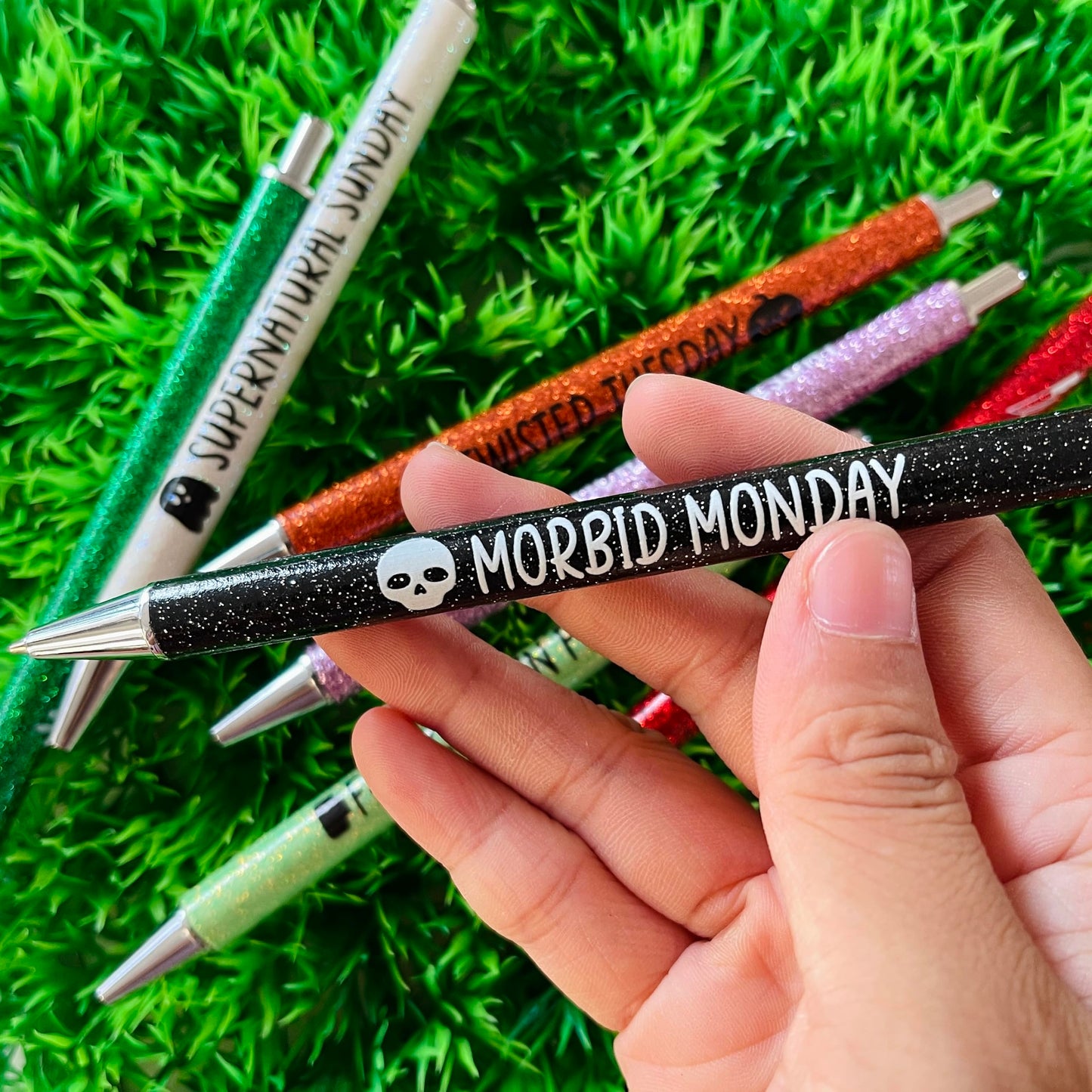 Jxueych 7Pcs Halloween Weekday Pens Glitter Pen with Funny Sayings Vibrant Passive Fancy Ballpoint Pens Cute Gifts for Colleagues Office Supplies (Halloween Pen Set)