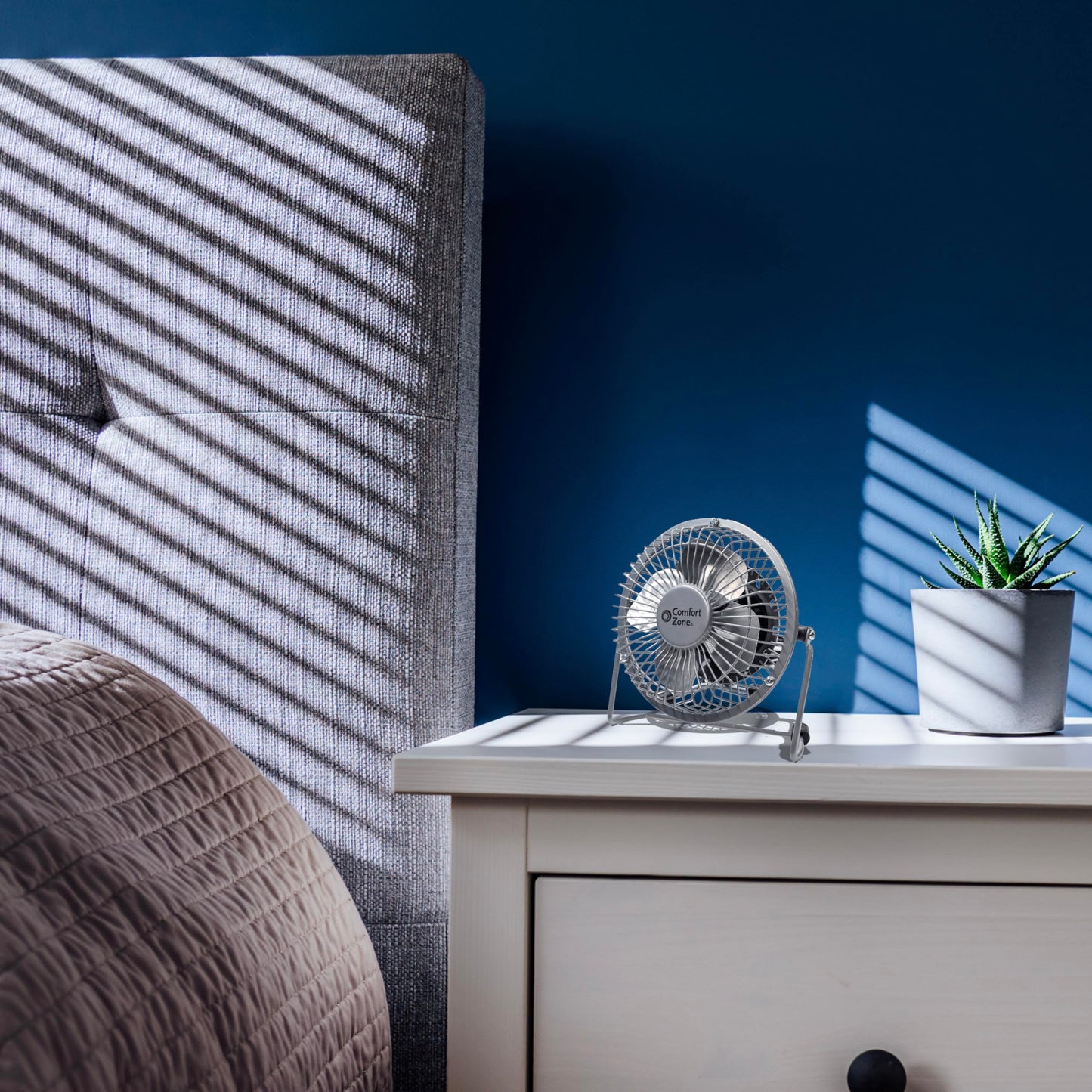 Comfort Zone 4-inch All-Metal Desk Fan with USB or Power Cord, Single Speed, 360 Degree Adjustable Tilt, Compact & Durable Mini Electric Fan for Home, Office or Travel Use, Black